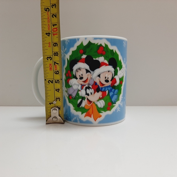 ๐ Disney Christmas Holiday Holly Wreath Mug w/ Mickey & Friends Coffee Tea Cup - Picture 3 of 10